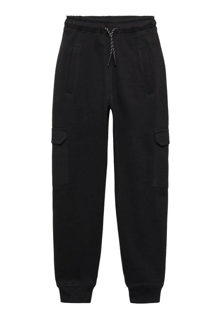 Svarta sweatpants i mjukt tyg, med elastisk midja och dragsko, sidofickor och cargofickor på låren.