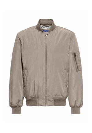 Veste bomber marron clair avec fermeture éclair à l'avant, col, poignets et ourlet côtelés, deux poches latérales et une poche zippée sur la manche gauche.