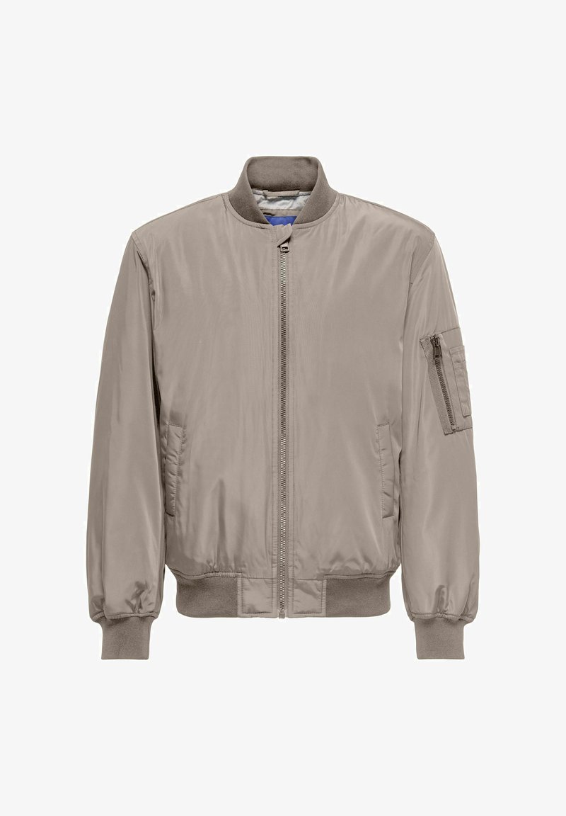 Veste bomber marron clair avec fermeture éclair à l'avant, col, poignets et ourlet côtelés, deux poches latérales et une poche zippée sur la manche gauche.