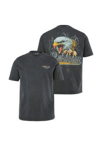 Tmavě šedé tričko s malým textem "Eagle Co." na přední straně a velkým grafickým motivem řvoucího orla, který škrábe nápis "Savage" na zadní straně.