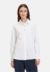 Witte katoenen shirt met een button-down kraag, lange mouwen en een rechte zoom. Voorzien van gouden knopen aan de voorkant. Soepele textuur.