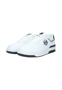 Scarpe da ginnastica bianche con una tomaia in pelle liscia, dettagli neri, dettagli perforati e una suola in gomma imbottita per il comfort.