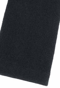 Écharpe en polaire gris foncé avec une surface douce et texturée, pliée à plat sur un fond blanc.