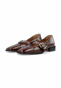Bordowe buty lakierowane z ostrym noskiem, pasek wokół kostki z srebrnymi detalami oraz niskim kwadratowym obcasem.