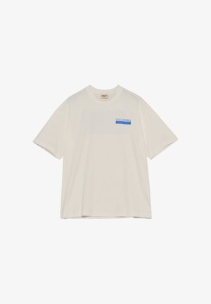 Wit T-shirt met korte mouwen, ronde hals en kleine blauwe tekst en afbeelding op de linkerborst.