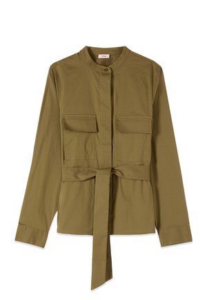 Olijfgroene blouse met lange mouwen, opstaande kraag, knoopsluiting, twee klepzakken aan de voorkant en een stoffen tailleceintuur.