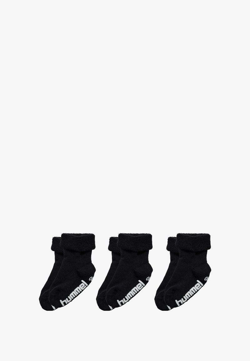 Schwarze Baumwollbabysocken mit umgeschlagenem Bündchen und weißem Logo an der Seite. Weicher Stoff, der für Komfort und Wärme sorgt. Packung enthält drei Paar.