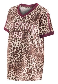 Mammatröja med leopardmönster, vinröd V-ringning och kantband. Har texten "BOSTON 89" i fet vit stil på framsidan.