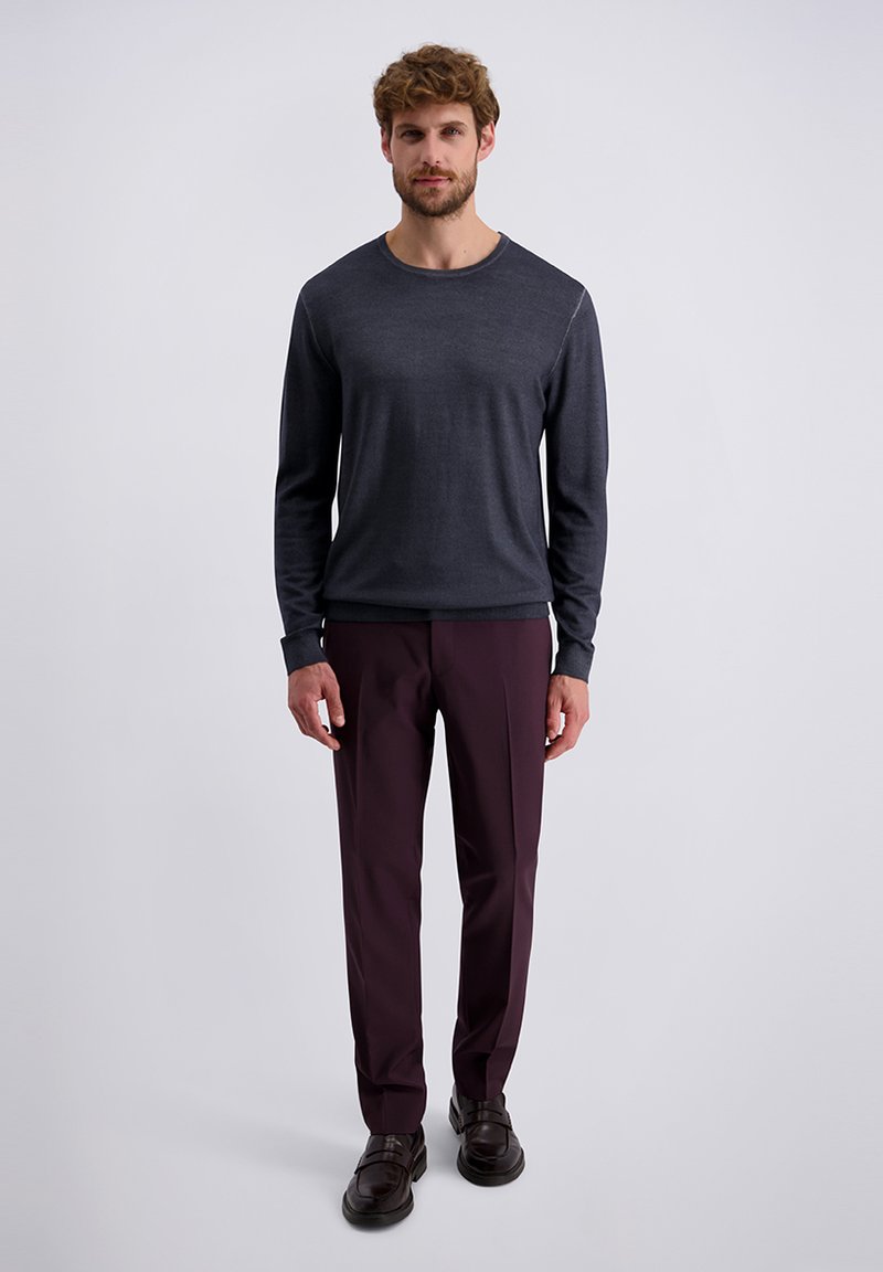 Donkergrijze lange mouwen T-shirt met ronde hals, gecombineerd met maroon tapered broeken en donkerbruine schoenen. Glad materiaal, minimalistisch ontwerp, geen patronen.