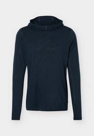 Maglietta a maniche lunghe con cappuccio di colore blu navy scuro, vestibilità slim, tessuto leggero e logo discreto sul petto a sinistra.