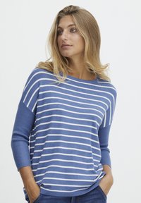 Blau gestreifterPullover mit weißen horizontalen Streifen, entspannter Schnitt, Dreiviertelärmel, gerippte Textur und runder Ausschnitt.