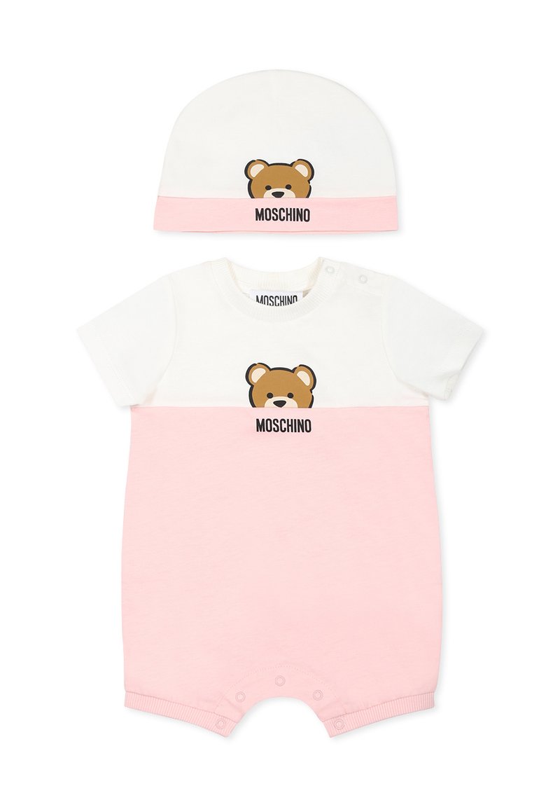 Romper per bambini rosa e bianco con maniche corte, caratterizzato da una stampa orsetto e il testo "Moschino". Include un cappellino coordinato con stampa orsetto.