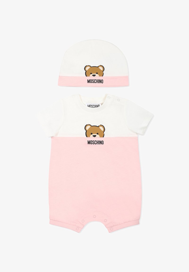 Romper per bambini rosa e bianco con maniche corte, caratterizzato da una stampa orsetto e il testo "Moschino". Include un cappellino coordinato con stampa orsetto.