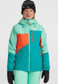 Teal en oranje skijack met schuine kleurvlakken, ritszakken, verstelbare capuchon en zwarte handschoenen. Gladde stof en sporty ontwerp.