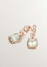 Pendientes de oro rosa que presentan grandes piedras rectangulares de color verde menta y pequeñas piedras transparentes, engastadas en un bisel decorativo con un acabado pulido.