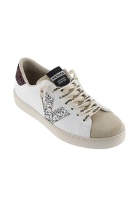 Sneaker bianca con logo 'V' glitterato in argento, punta in suede beige, tallone testurizzato in bordeaux e lacci beige con branding sui lati. Suola in gomma.