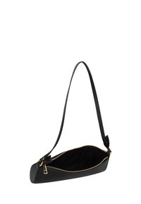 Borsa a tracolla nera in pelle con forma snella e allungata. Presenta una zip dorata e una singola tracolla regolabile. Interno non foderato.