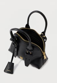 Melnas ādas somiņa ar zelta aksesuāriem. Iekļauj rāvējslēdzēja aizdari, divas rokas un noņemamu birku. Iekšpusē ir vairākas kartes slots.