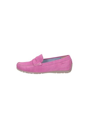 Rosa Wildleder-Mokassinschuh mit flacher Sohle, ausgestattet mit einer gestickten Vorderkante, Slip-On-Design und gestreifter Stoffauskleidung.