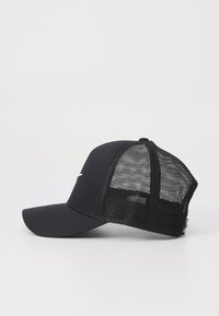 Svart baseballcaps med solid frontpanel og meshnette bak, med buet skjerm og minimal hvit merkevare på fronten.