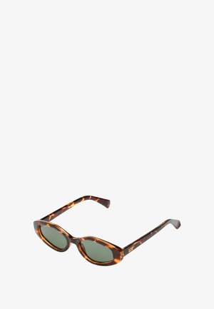 Lunettes de soleil en écaille de tortue avec des verres gris, de forme ovale, épaisses à l'avant et dotées de branches fines avec de subtils accents orange.
