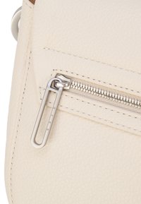 Borsa in pelle color crema con superficie testurizzata, dotata di una cerniera argento e di una linguetta rettangolare per l'apertura. Cuciture laterali visibili per dettaglio.