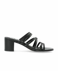 Zwarte blockhak sandalen met meerdere dunne banden over de bovenkant. Gladde leren textuur en open teen ontwerp.