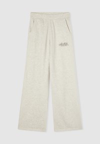 Jasnoszare spodnie w szerokim kroju z elastycznym pasem, bocznymi kieszeniami oraz haftem "Stockholm Leisure Club" w kursywie.