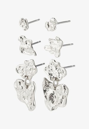 Silberne, strukturierte Metalohrringe mit drei Paaren: zwei kleinere Stecker und ein größeres, hängendes Design mit abstrakten Formen und einem verbindenden Ring.