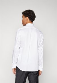 KARL LAGERFELD SHIRT MODERN FIT - Dalykiniai marškiniai - white