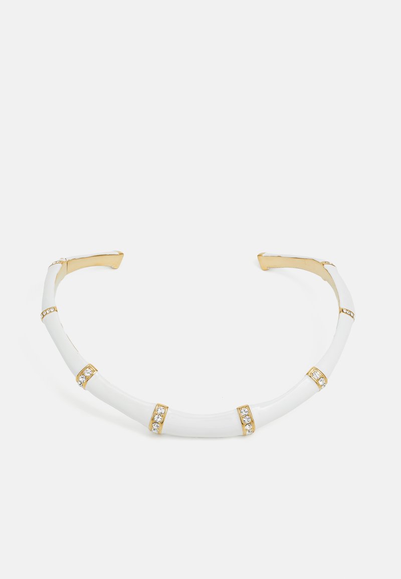 Bela keramična choker ogrlica z zlatimi akcenti in prozornimi dragulji, ki ima ukrivljeno obliko in cilindrične sekcije. Gladka tekstura.