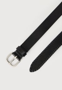 Cinturón de cuero negro con acabado liso, que presenta una hebilla rectangular plateada y costuras decorativas a lo largo de un borde.