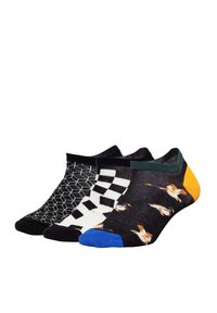 Tres pares de calcetines tobilleros: uno con un patrón de panal negro, uno con un diseño de tablero de ajedrez y uno con coloridos patrones de aves.