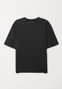 Černé bavlněné tričko s krátkým rukávem, kulatým výstřihem a volným střihem. Má rovný lem a minimalistický design.