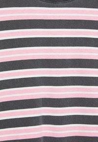 Camicetta a maniche corte con strisce orizzontali in rosa, bianco e grigio. Il materiale sembra leggero e con una texture morbida.