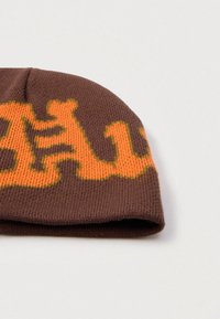Gorro de punto marrón con un patrón gráfico en naranja y amarillo. La textura acanalada y el diseño sencillo del puño mejoran el calor y el ajuste.