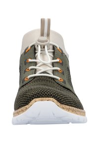 Baskets vert olive avec une tige en mesh respirant, lacets blancs, accents oranges, un capuchon de orteils beige clair et une semelle en liège texturée.