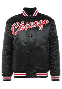 Sort satin varsity jakke med rød "Chicago" skrift, stribede ribbede krave, manchetter og talje, med trykknaplukning og sidelommer.
