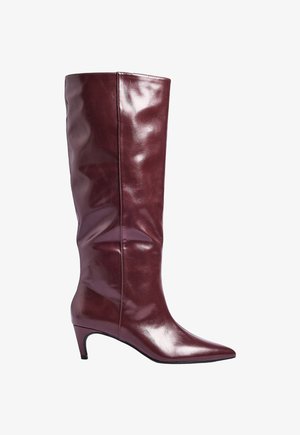 Botas de cuero burdeos hasta la rodilla con un acabado brillante, punta afilada y un tacón modesto. Textura suave con un diseño minimalista.