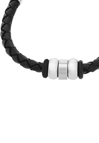 Bracciale in pelle nera intrecciata con perline in ceramica bianca e argento come accenti. Design elegante con finitura testurizzata.