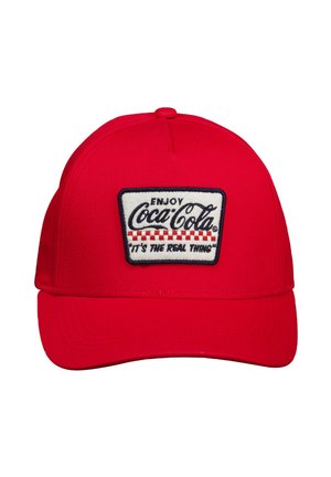 Casquette de baseball rouge avec un écusson blanc portant l'inscription « Enjoy Coca-Cola » et « It's the real thing » en écriture noire cursive avec un motif à damier rouge.