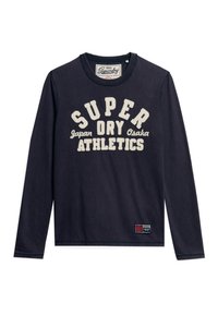 Mørkeblå langærmet T-shirt lavet af bomuld med rund hals. Har hvid grafiktekst: "SUPER DRY Japan Osaka ATHLETICS" samt et logo-patch.