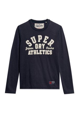 Marineblauwe longsleeve t-shirt van katoen met een ronde hals. Kenmerkt zich door witte grafische tekst: "SUPER DRY Japan Osaka ATHLETICS," en een logo patch.