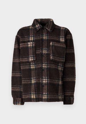Bruine geruite fleece overhemdjas met een knoopsluiting aan de voorkant, een gespreid kraag en één borstzak; is gemaakt van een gestructureerde, pluizige stof.