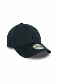 Dunkelblaue, strukturierte Baseballmütze mit schwarzem, gesticktem "NY"-Logo und gebogenem Schirm, mit einem Etikett für die Größe M/L auf der Vorderseite.