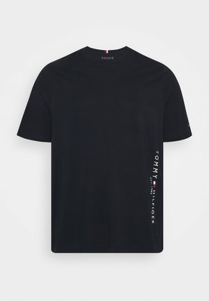 Czarny bawełniany t-shirt z krótkimi rękawami. Posiada pionowy biały nadruk z logo po lewej stronie oraz charakterystyczny czerwono-biało-niebieski akcent przy dekolcie.