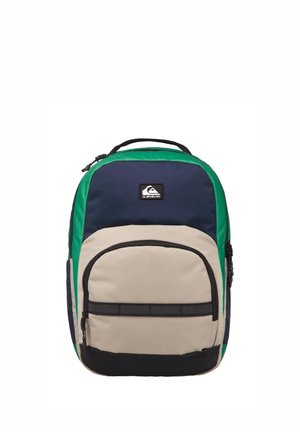 Rucksack in Marineblau, Grün und Beige mit einem Hauptfach und einer Vordertasche, ausgestattet mit einem schwarzen Reißverschluss und einem Logopatch.