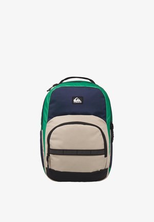 Plecak w kolorze granatowym, zielonym i beżowym, z główną komorą i przednią kieszenią, wyposażony w czarny zamek błyskawiczny i naszywkę z logo.