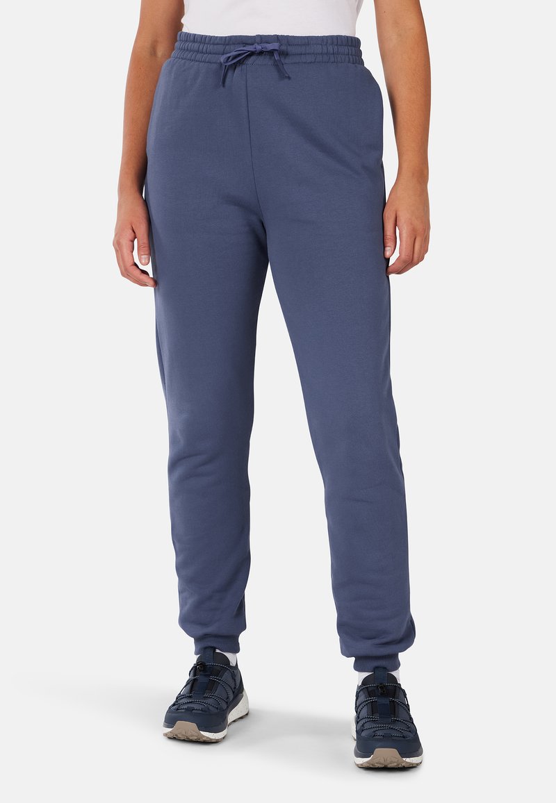 Granatowe dresy z elastycznym paskiem i sznureczkiem, elastycznymi mankietami oraz gładką fakturą. Zaprojektowane z myślą o komforcie i swobodzie ruchów.