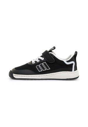 Zapatilla deportiva negra con detalles blancos, parte superior de malla, cierre de cordones y velcro, suela de goma y detalle de logo en el costado.